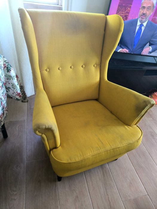 Cadeirão amarelo robusto