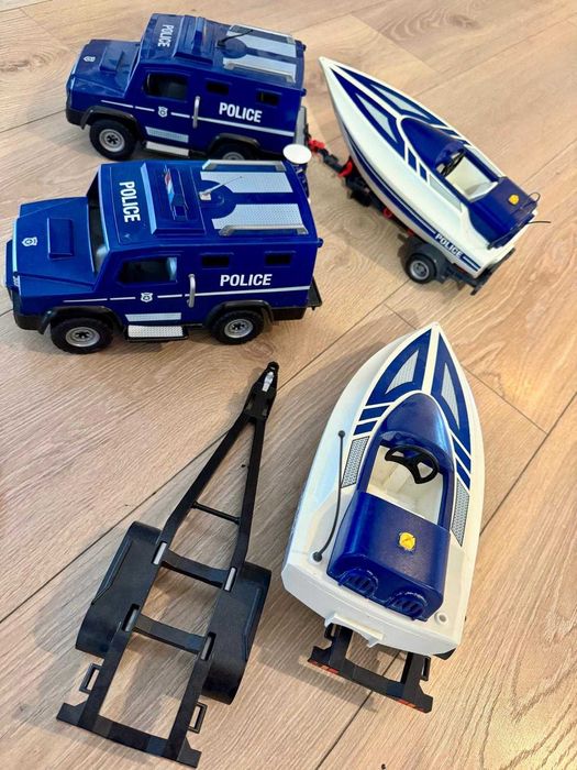 Zestaw policyjny Playmobil – 2 auta + 2 motorówki + przyczepa