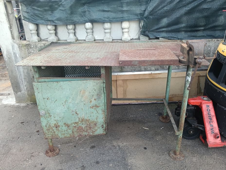 Bancada de trabalho com torno