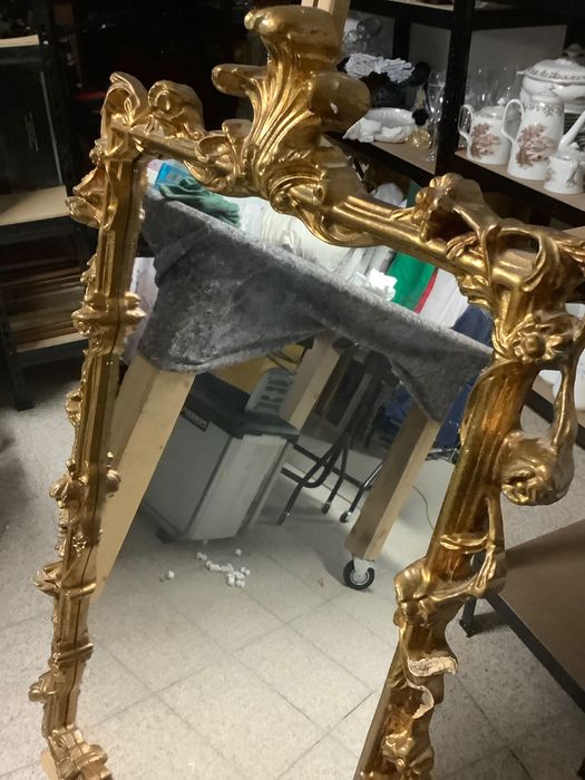 Espelho com frame trabalhado em gold