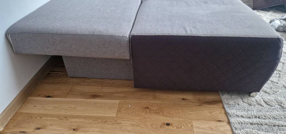 Szara sofa z funkcją spania
