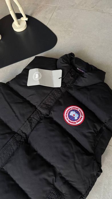 Нова безрукавка  жилетка  Canada  goose  розмір  S-XXL