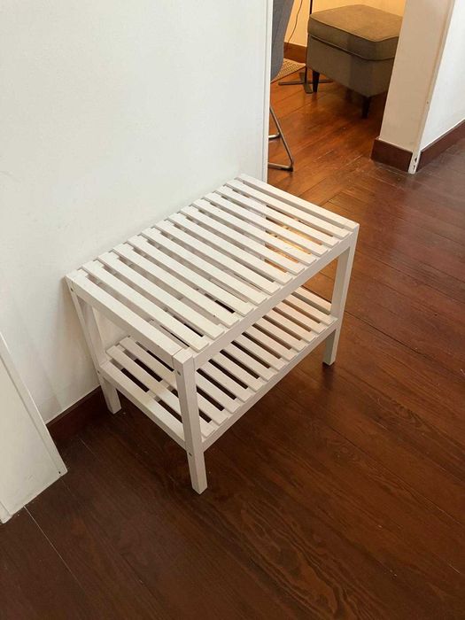 Sapateira / Banco Branco em Madeira – Prática e Funcional