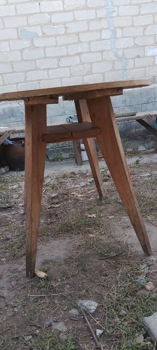Продам дерев'яний круглий  стіл ручної роботи