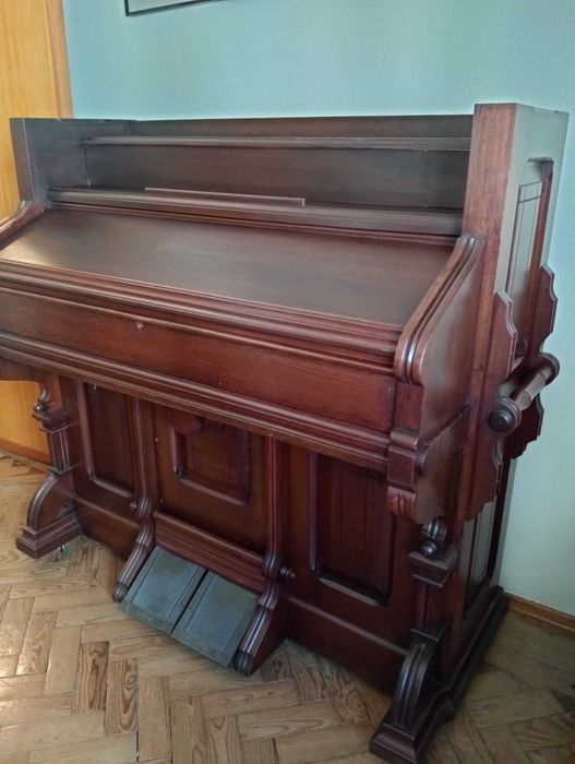 Órgão antigo com pedais – Harmonium americano (Worcester, Mass. USA)