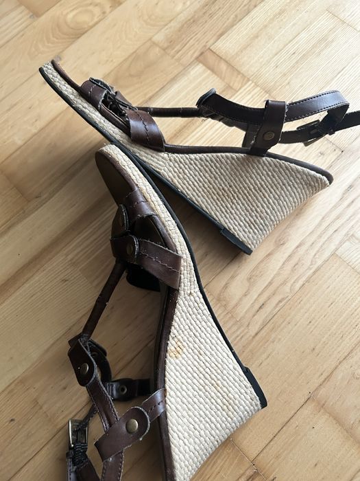 Damskie buty na koturnie brązowe