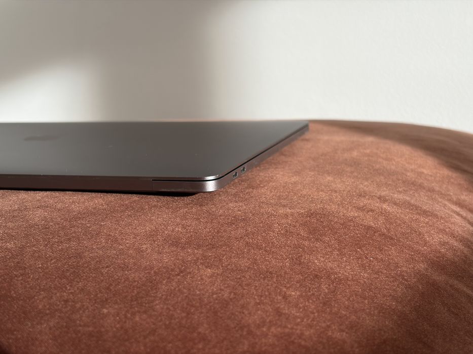 MacBook Pro 15” Retina (2017) | i7 | 16GB RAM | 512GB SSD | Radeon Pro 555