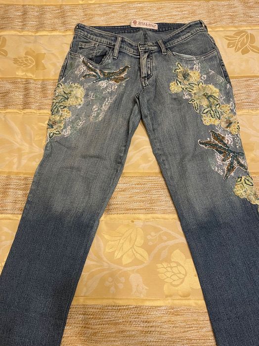 Calças de ganga com bordado em tons de amarelo