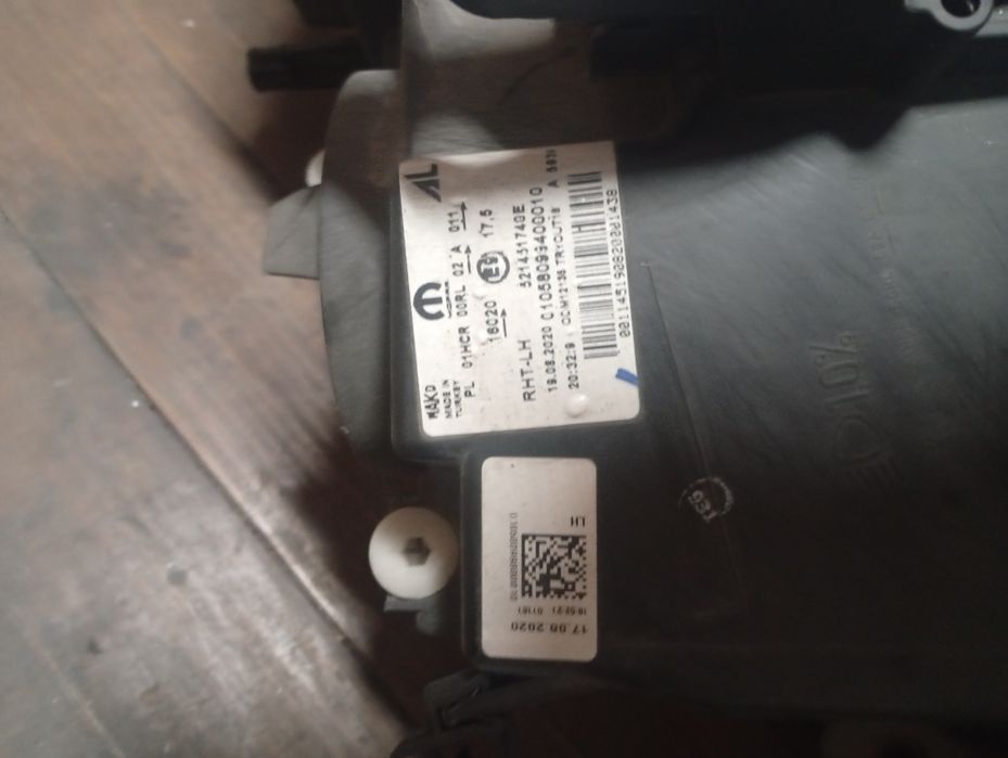 Farol esquerdo de um Fiat tipo ano 2021