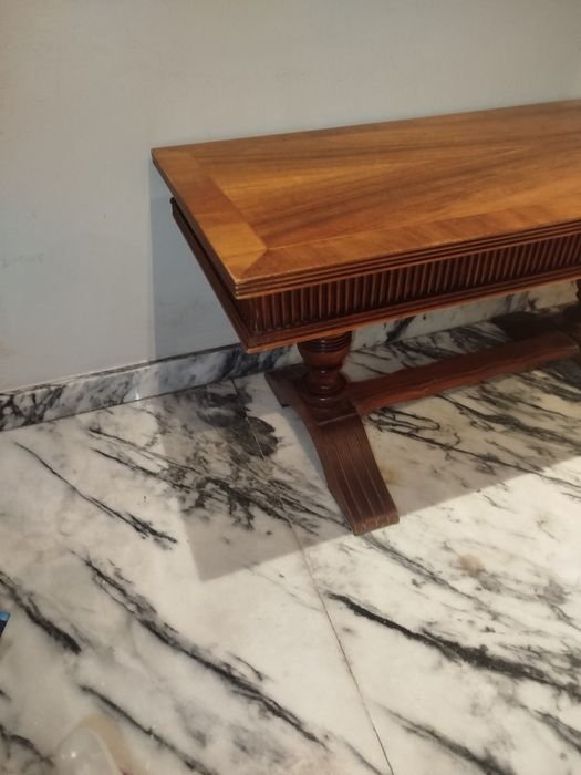 Mesa baixa de madeira antiga negociável