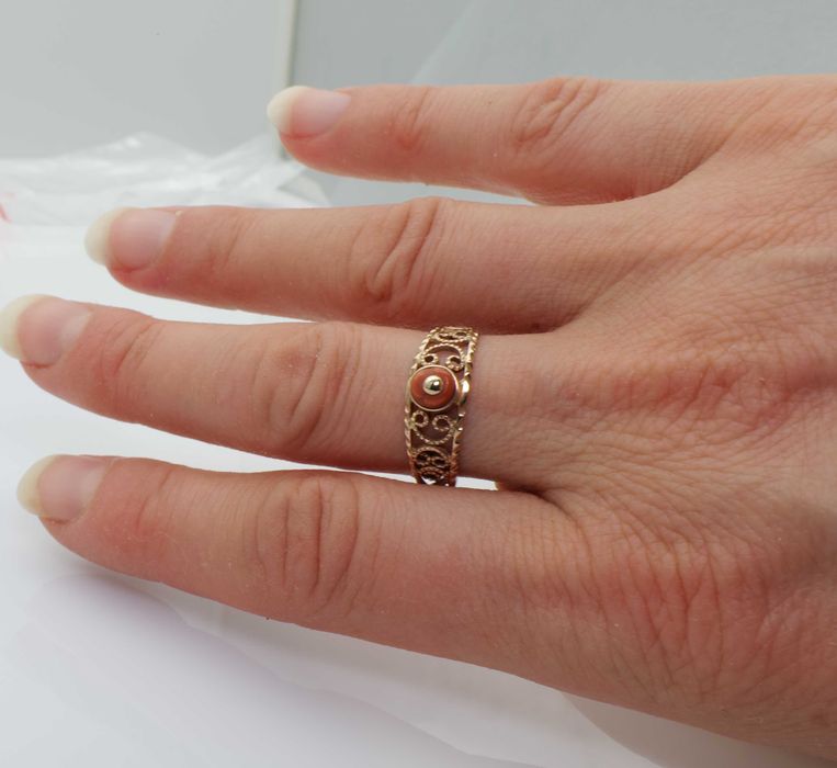 Złoty pierścionek z koralem próby 585