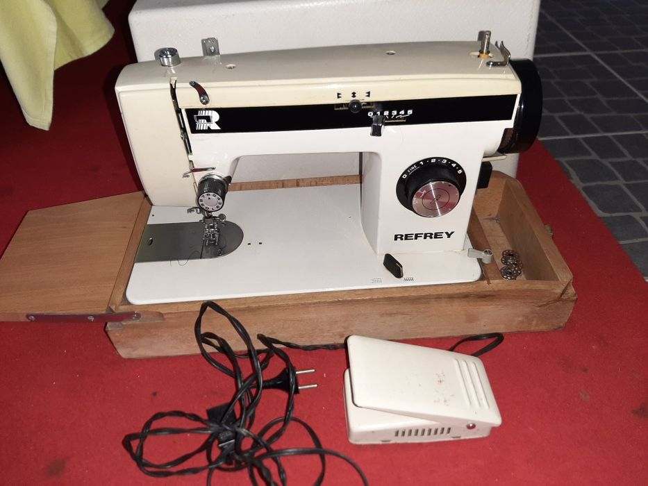 Máquina de custura Refrey em excelente estado