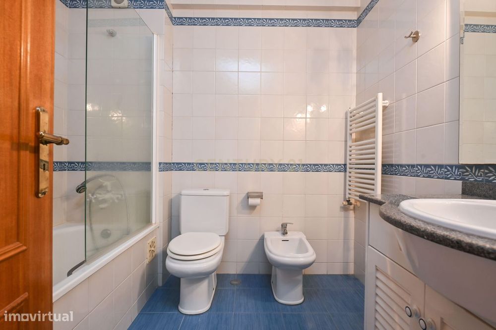 Apartamento T2 com garagem à venda no Arneiro freguesia de Carcavelos