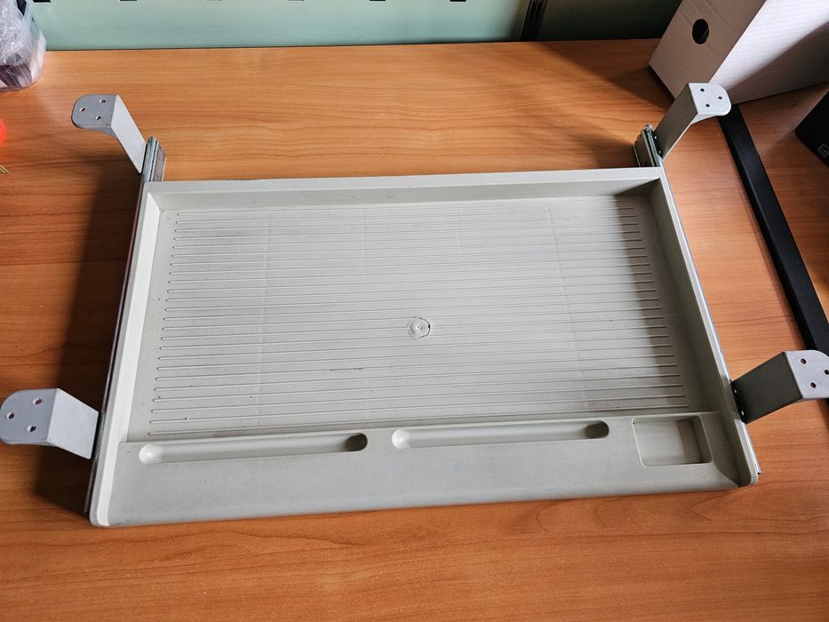 Półka na klawiaturę,  na prowadnicach  przykręcana pod blatem