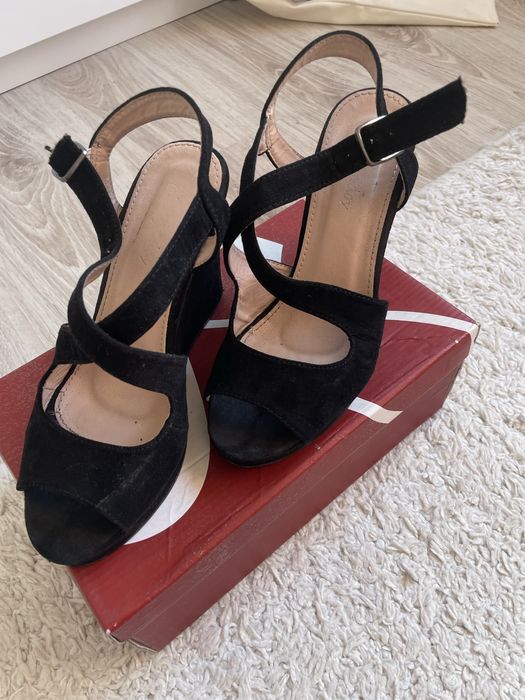 Sandały na koturnie