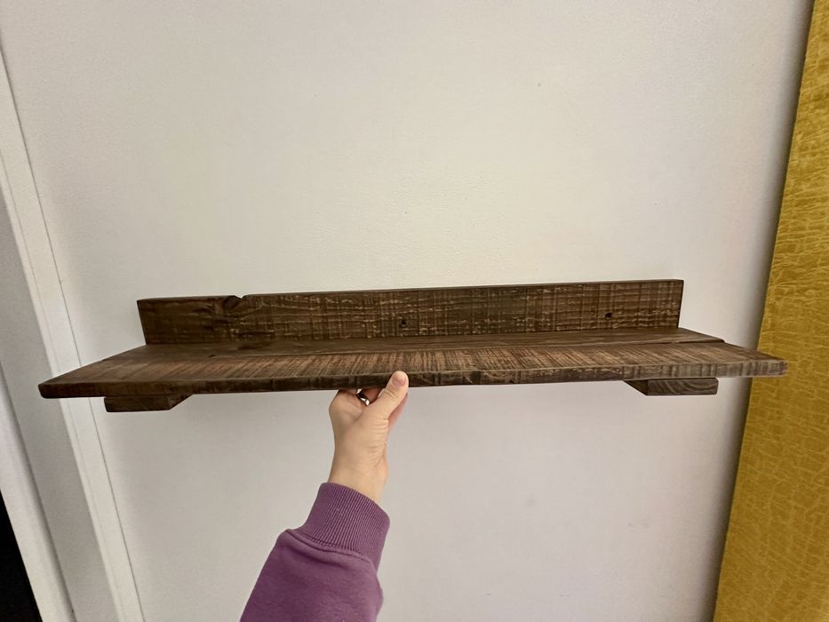 Prateleira artesanal em madeira rústica