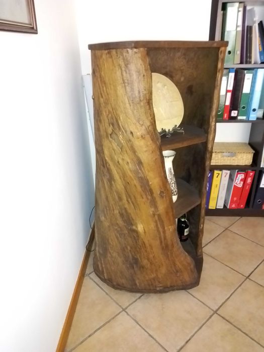 Estante em tronco de castanheiro