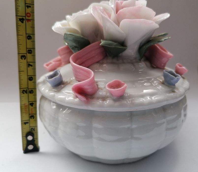 Puzderko, bombonierka, porcelana