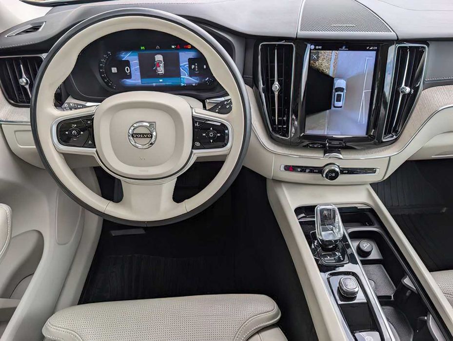 Volvo XC60 B5 Ultimate Dark Theme      2023