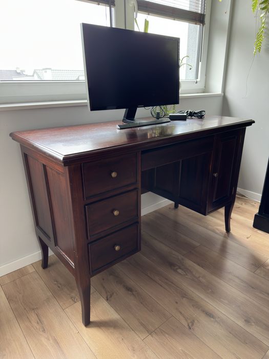 Piekne biurko z drewna machoniowego 130x60