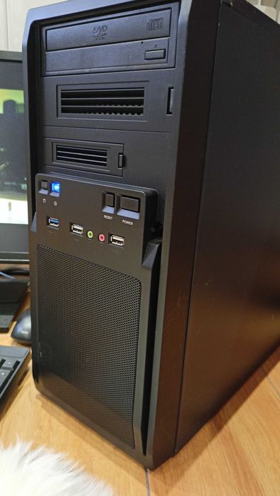 Zestaw komputerowy  stan B.dobry . SSD , WiFI , 4x3.4 GHz