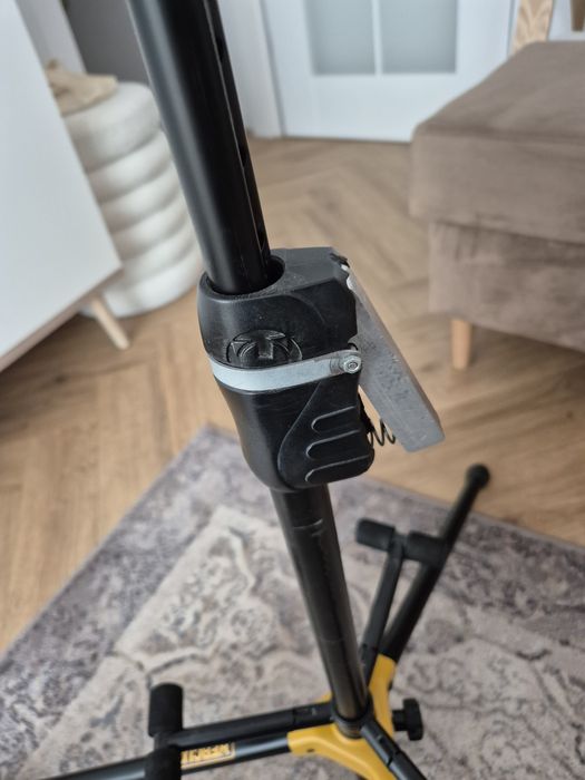 Hercules GS432B Plus statyw gitarowy na trzy gitary