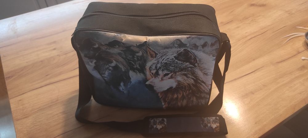 Torba na ramię A4 czarna z wilkiem