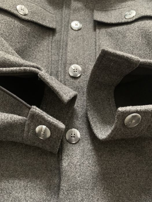 szara kurtka koszulowa wiosenna zapinana na guziki stradivarius