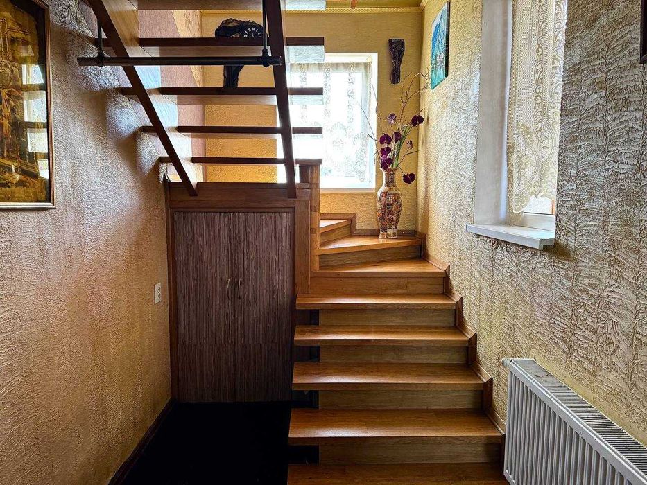 Продам просторий будинок для великої родини — передмістя Рівного.