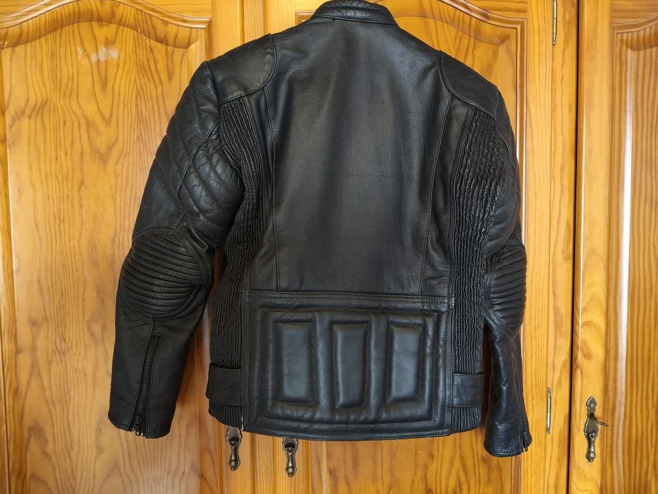 Conjunto de casaco e calça em pele