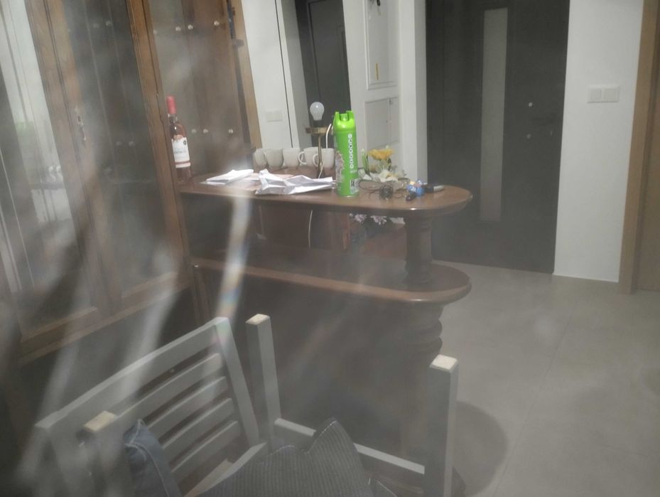 Bar de sala em madeira com balcão e bancos