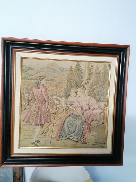 Vendo quadros um deles pintado à mão