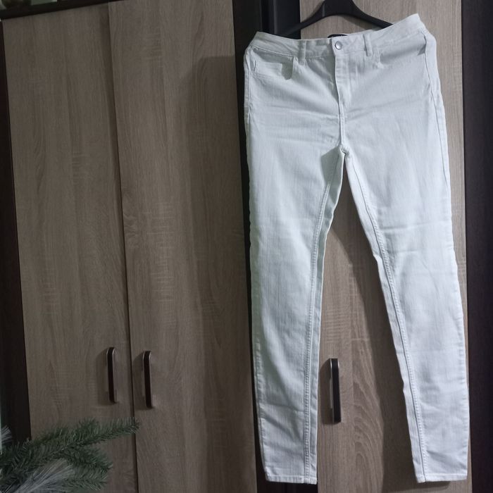 Białe jeansy,  firmy Pieces, rozmiar L, poliester