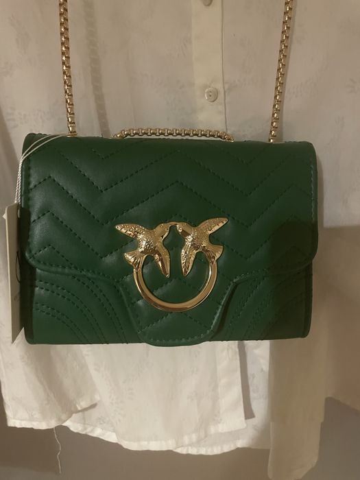 Carteira verde com corrente dourada