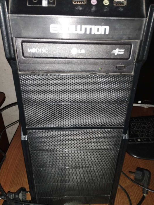 Продам  Компьютер с комплектацией монитор клавиатура игровая мы