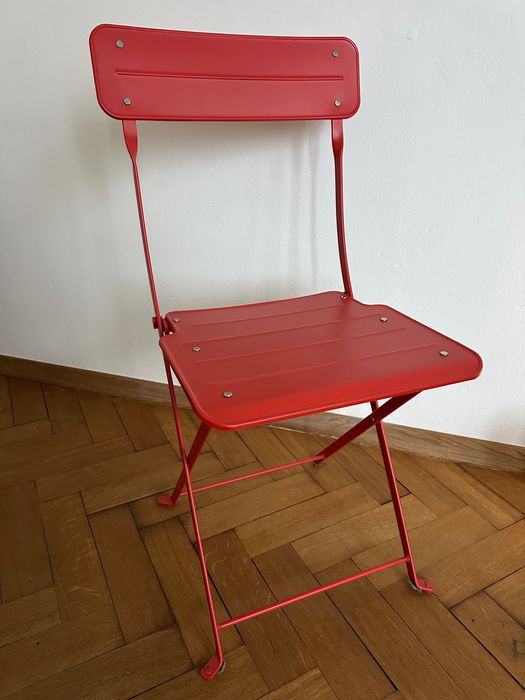 Metalowe czerwone krzesło Ikea