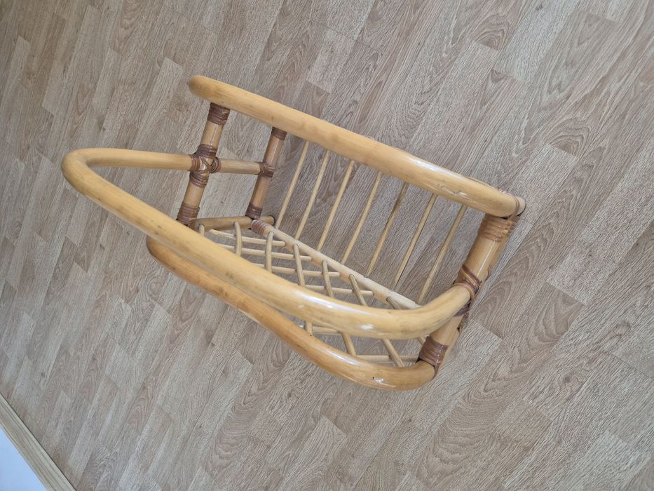 Rattanowy gazetnik w jasnym kolorze