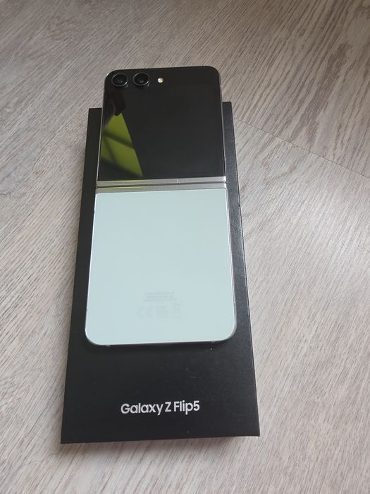 Samsung Z Flip 5 8 pamięć 8/512