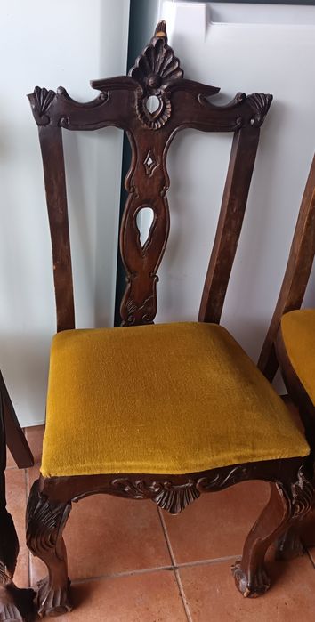 Cadeiras robustas estofadas