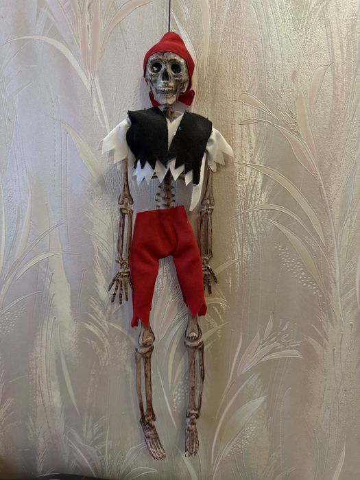 Скелет людини, пірат на петлі.