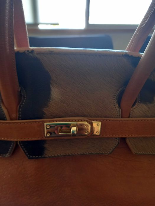 Carteira toda em pele, cor Camel com pele de vaca,como nova.