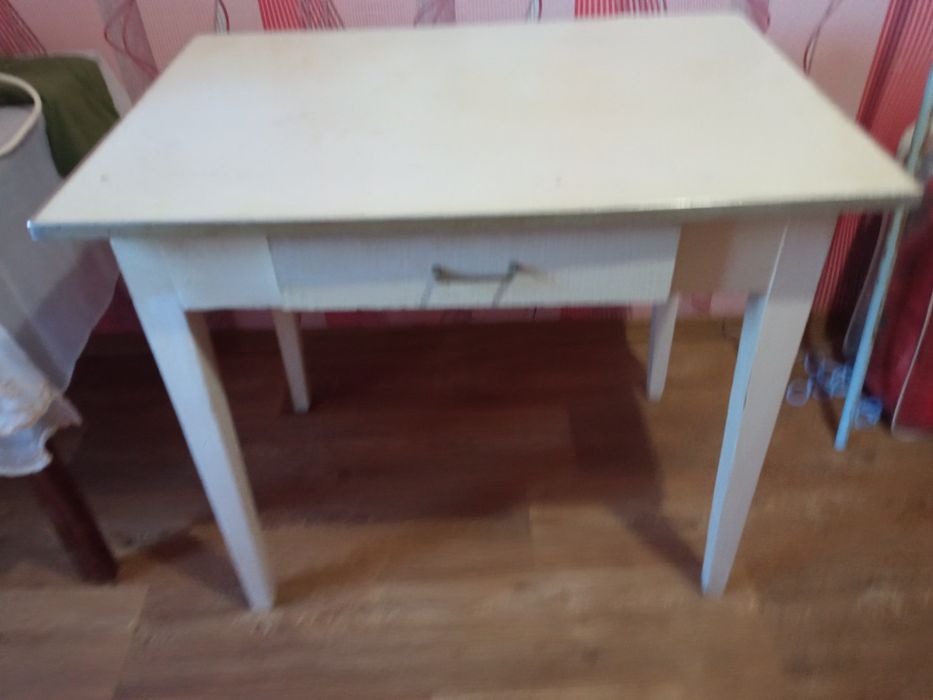 Стіл кухонний один.