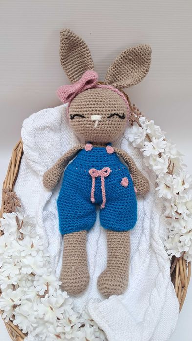 Króliczek w spodenkach - ręcznie robiona maskotka z włóczki