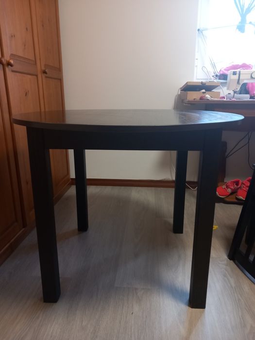 Vendo mesa redonda e duas cadeiras ikea