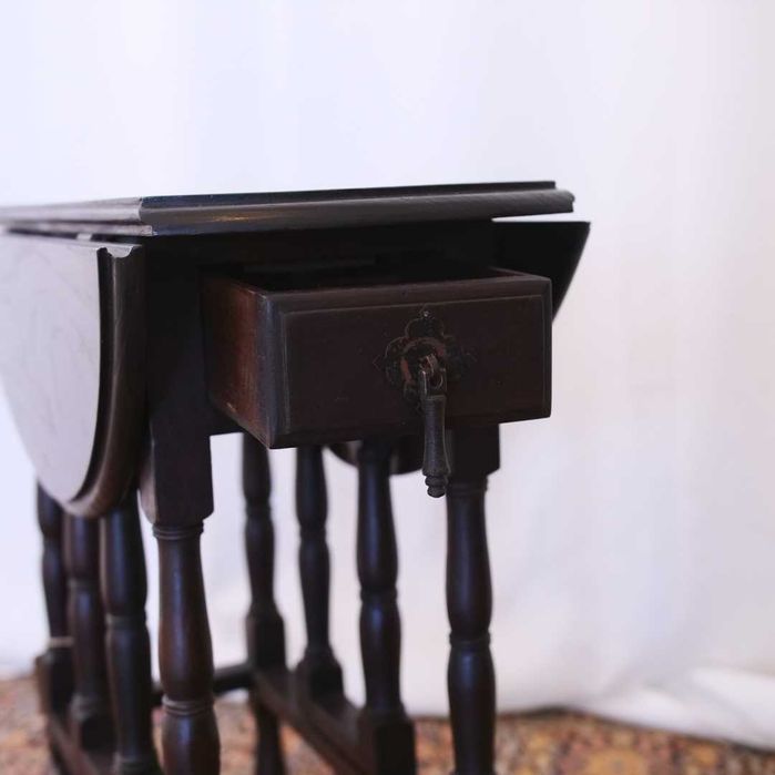 Pequena mesa rústica em madeira exótica