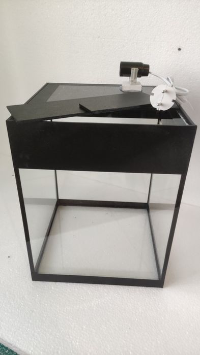 Акваріум з підсвіткою