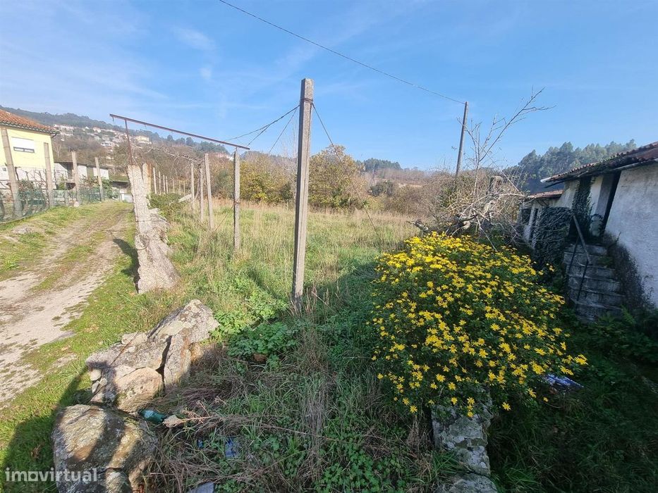 Moradia em pedra na vila de Arões São Romão