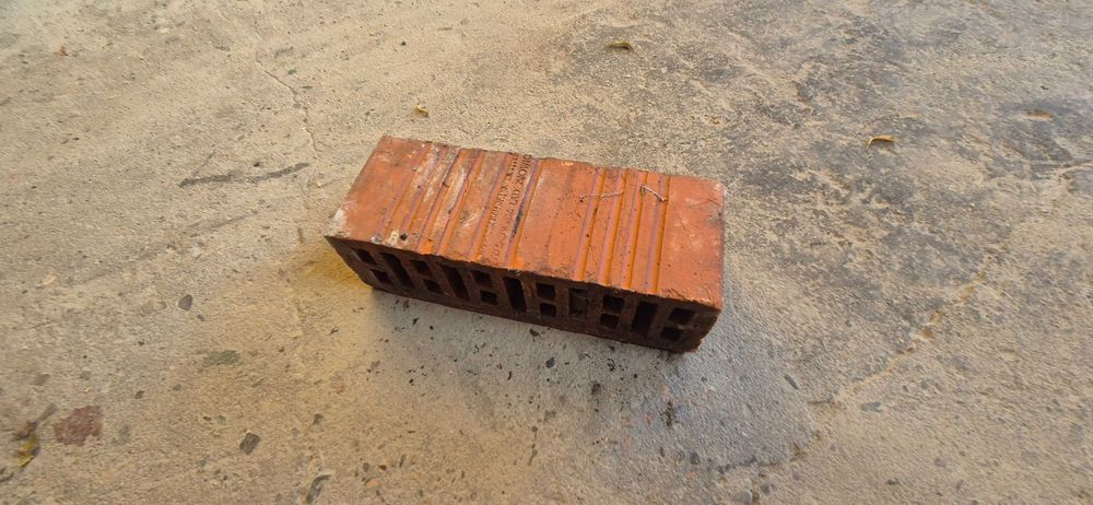 Sprzedam cegłę czerwoną  ok 400 sztuk
