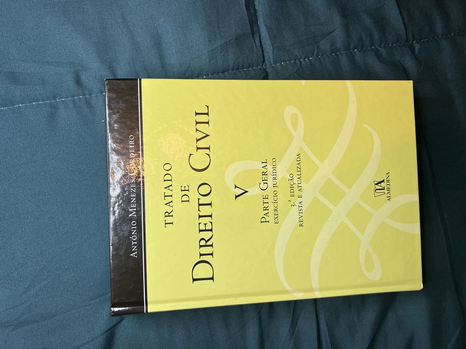 Livros didáticos e um livro de entretenimento