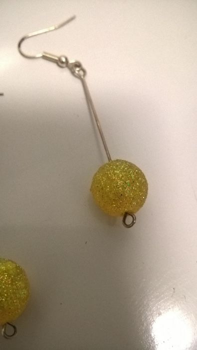 Brincos compridos com bolas amarelas e brilhantes